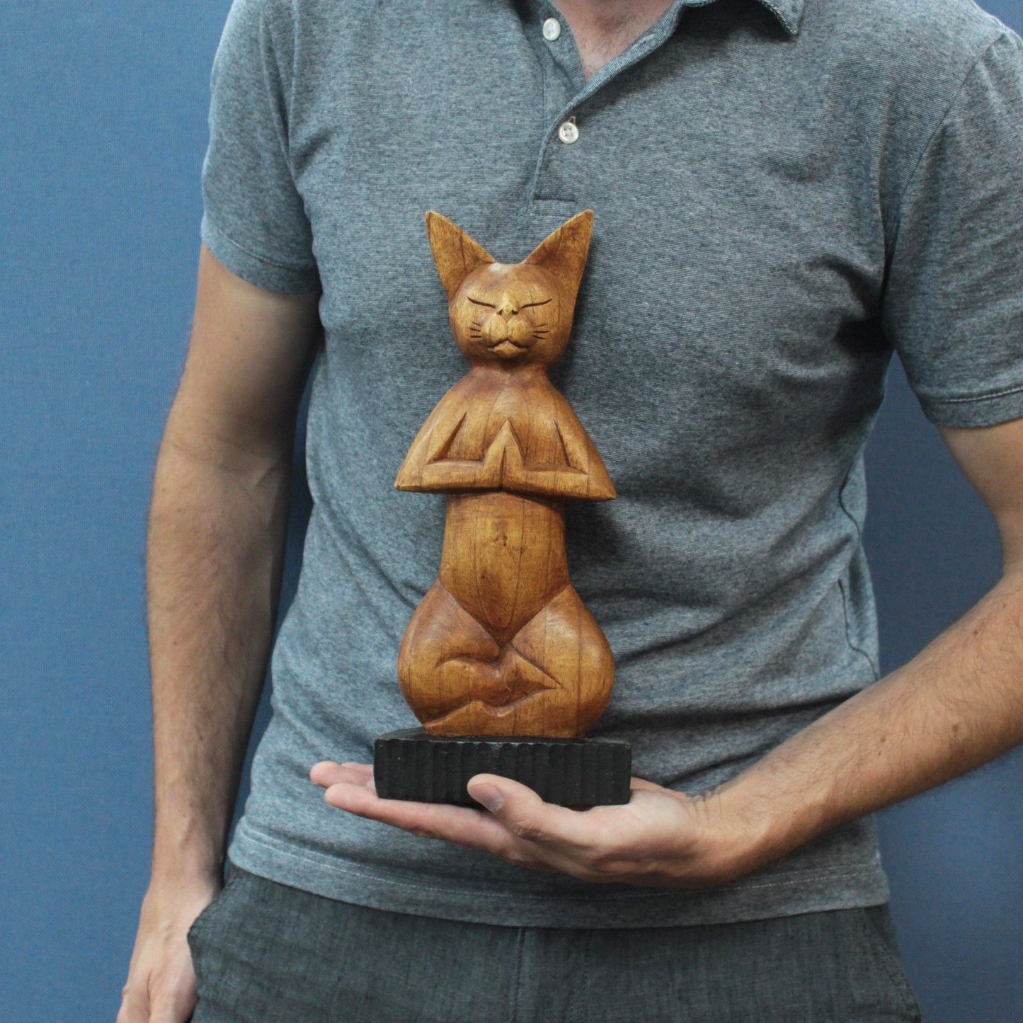 Gato de Yoga Esculpido à Mão - Lótus