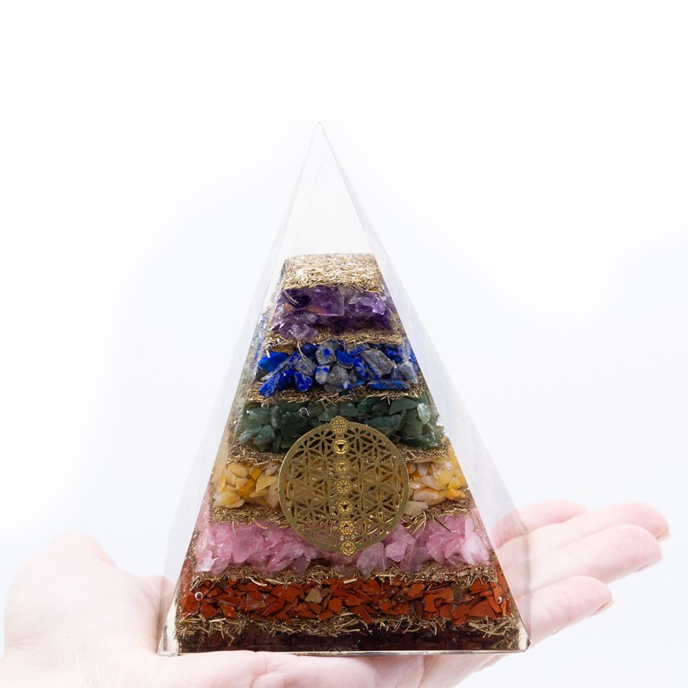 Pirâmide de Orgonite 70 mm com Cristais dos Sete Chakras e Flor da Vida