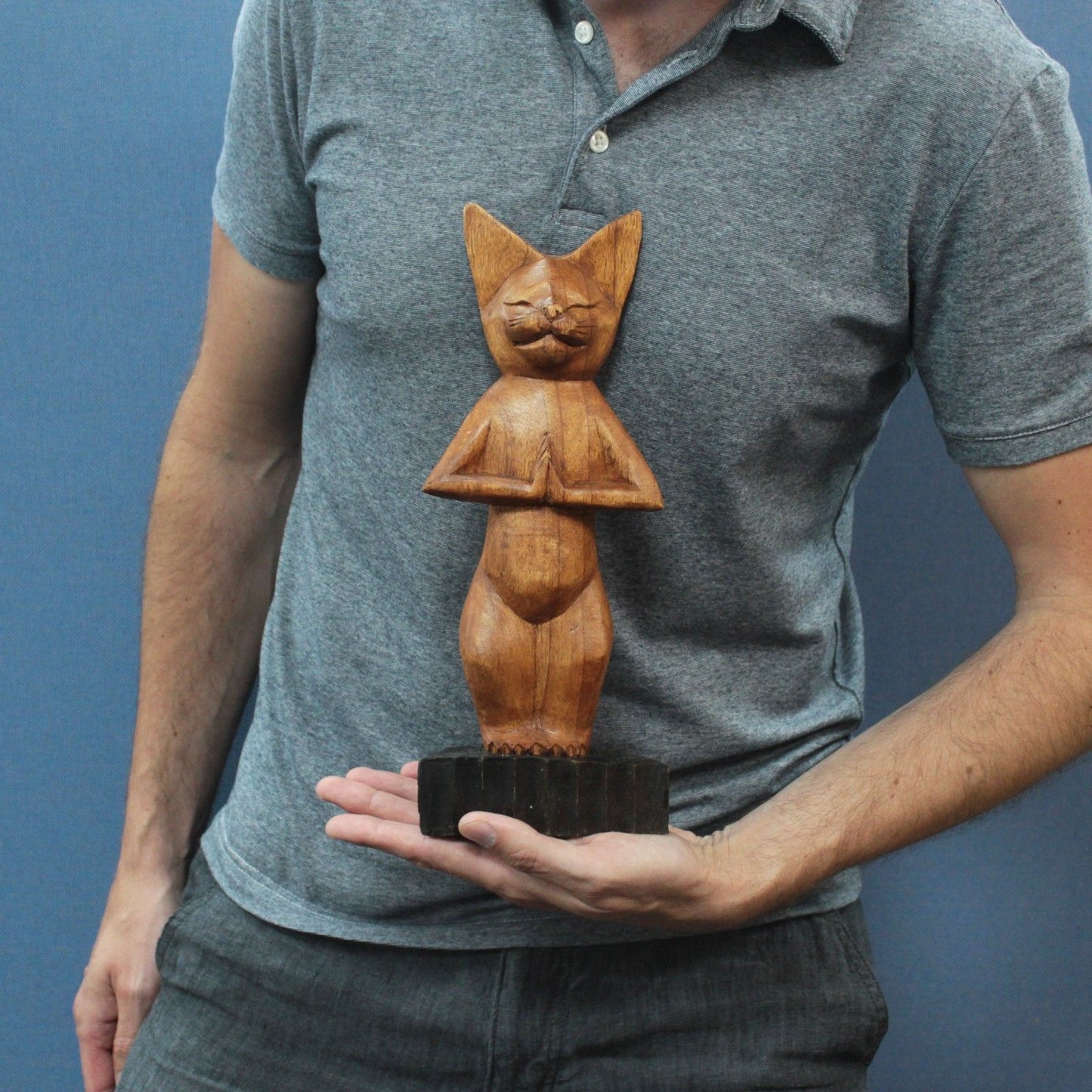 Gato de Yoga Esculpido à Mão - De Pé
