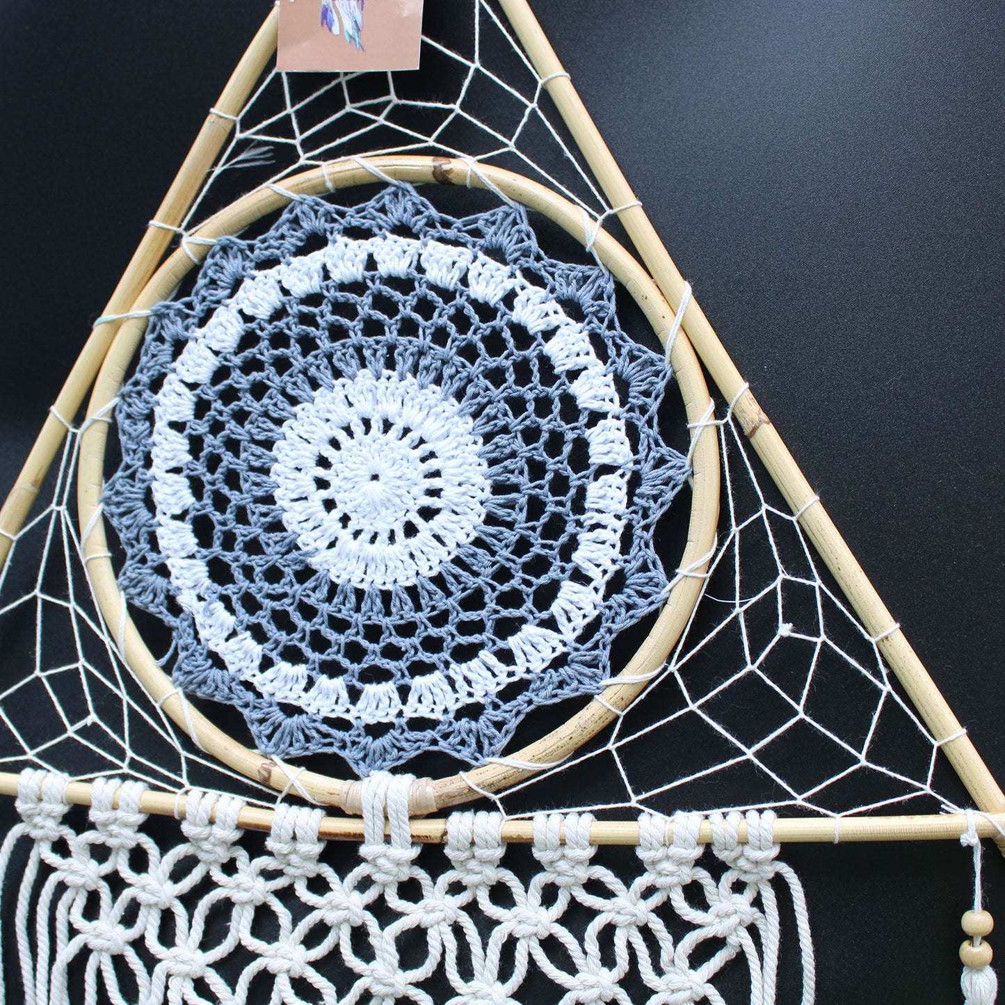 Guarda Sonhos Macramé - Grande Pirâmide Branco/Cinza