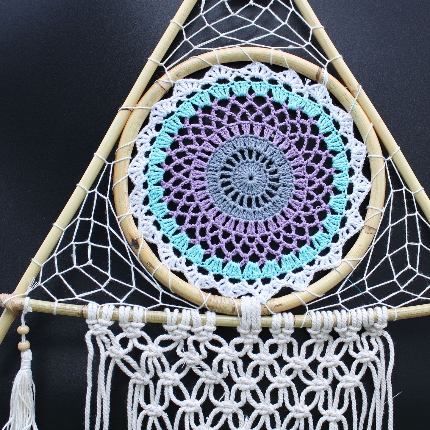 Guarda Sonhos Macramé - Grande Pirâmide Branco/Turquesa