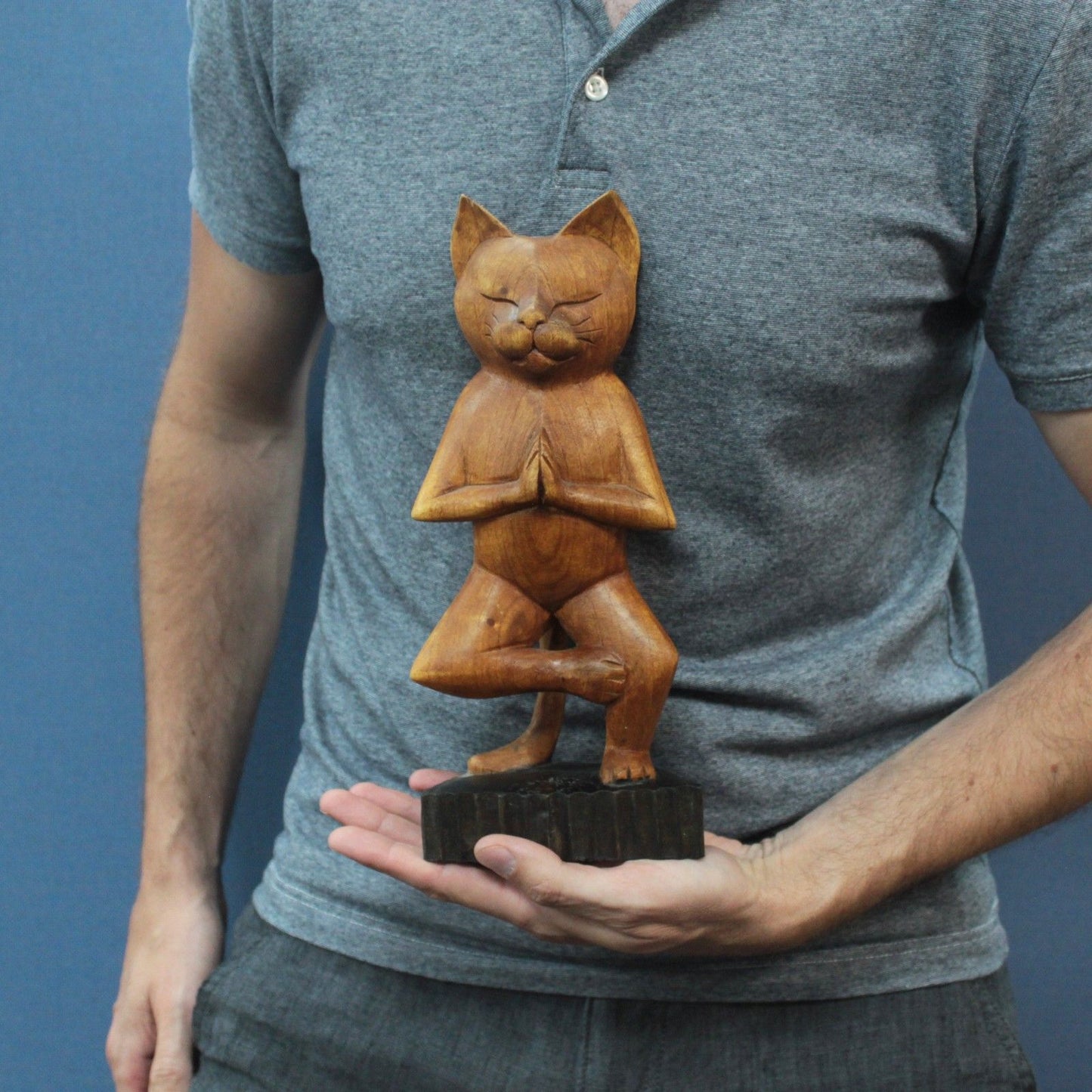 Gato de Yoga Esculpido à Mão - Uma Perna