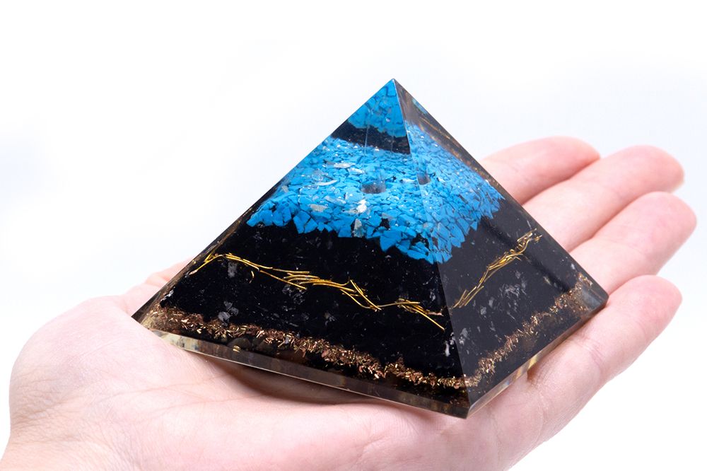Pirâmide de Orgonite 70 mm com Turquesa e Turmalina Negra