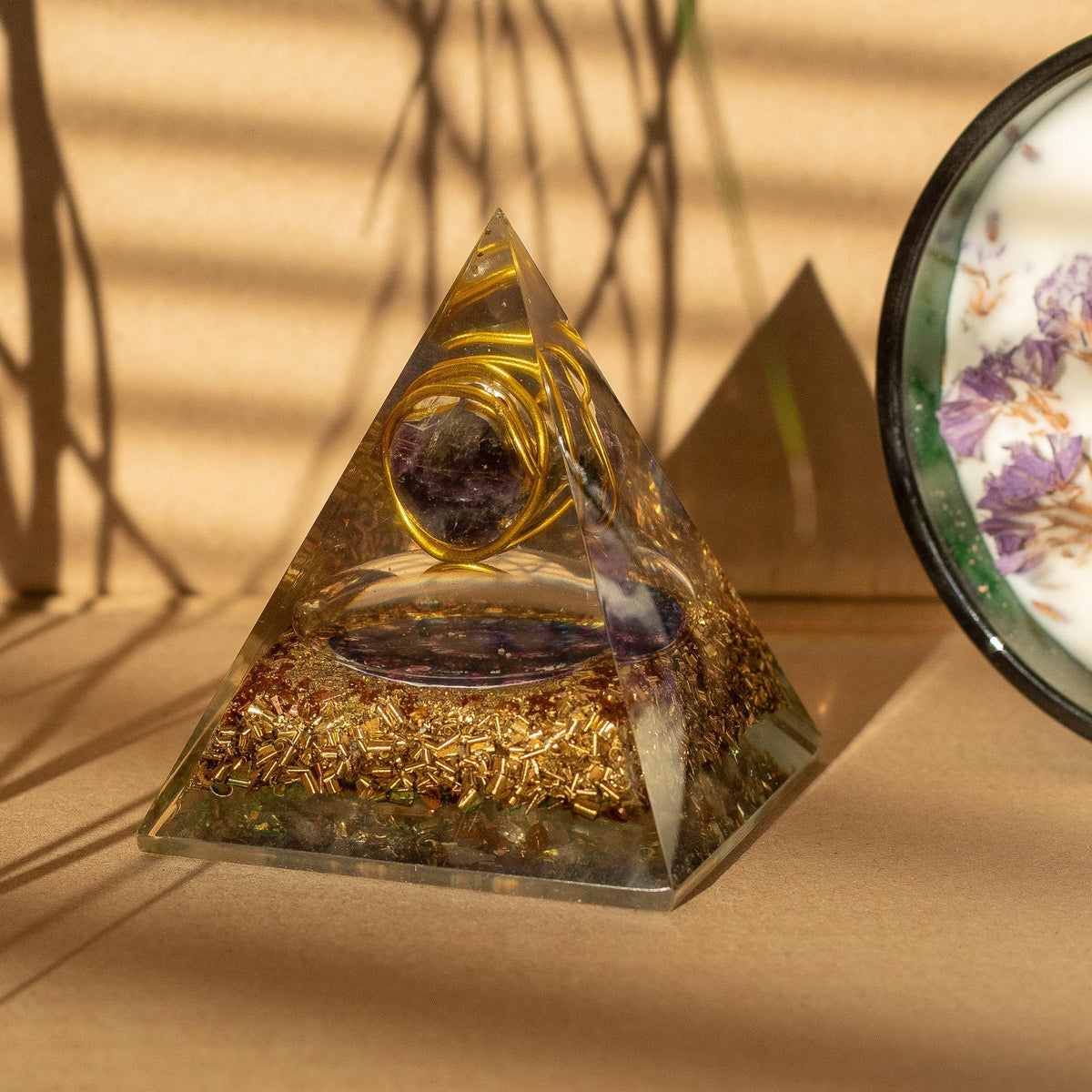 Pirâmide de Orgonite 7 x 6 cm com Ametista e Cobre