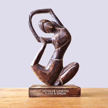 Figura de Yoga em Madeira - Desacelera e Flui