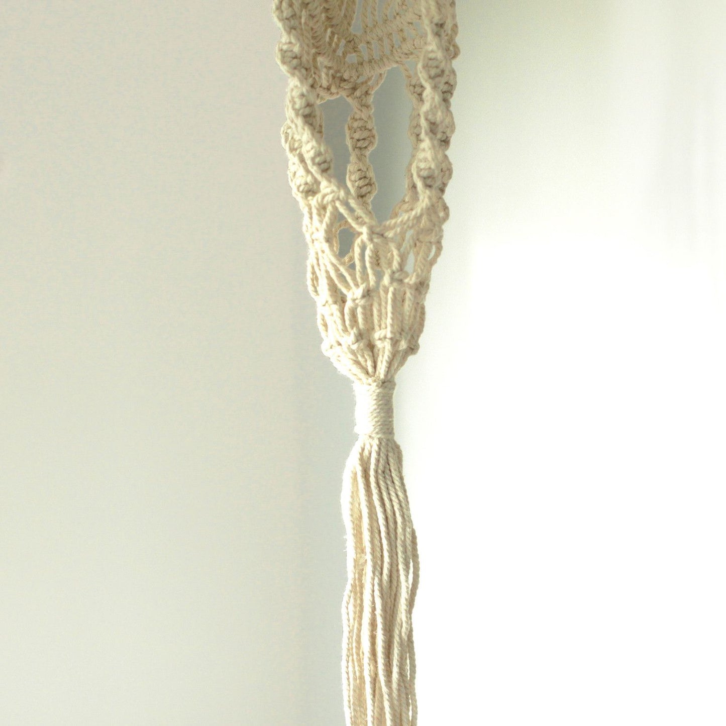Suporte de Vaso em Macramé - Longo com Aro de Ratão
