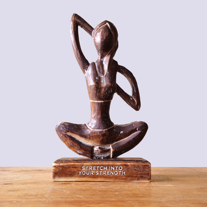 Figura de Yoga em Madeira - Expande a Tua Força