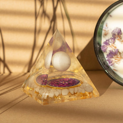 Pirâmide de Orgonite 7 x 6 cm com Esfera e Fragmentos de Quartzo