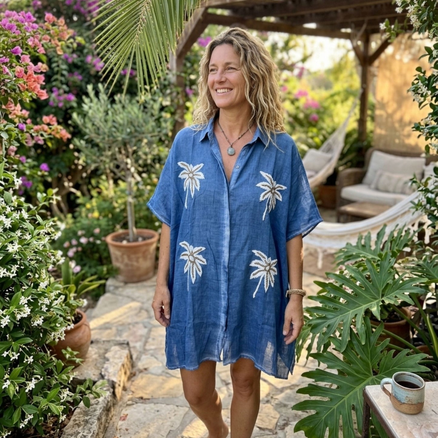 Kaftan Nomad Sari Colección Med - Azul com Palmeiras Douradas e Brancas
