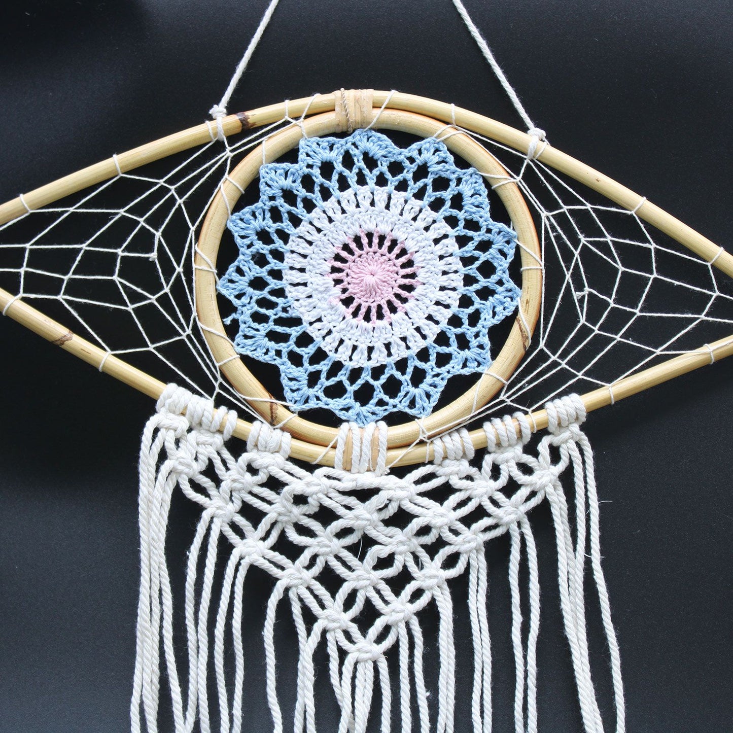 Guarda Sonhos Macramé - Médio Olho Azul/Branco/Rosa