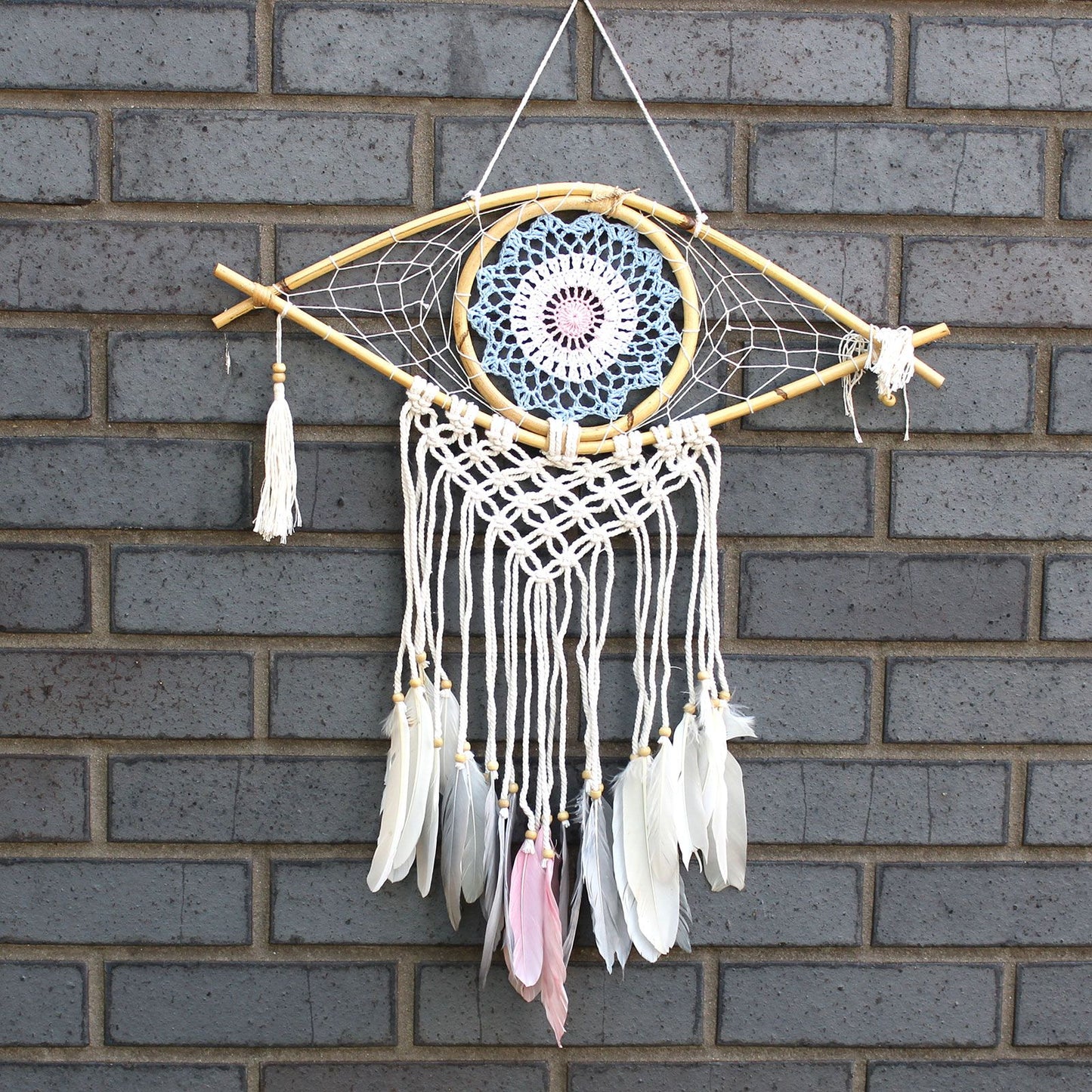 Guarda Sonhos Macramé - Médio Olho Azul/Branco/Rosa