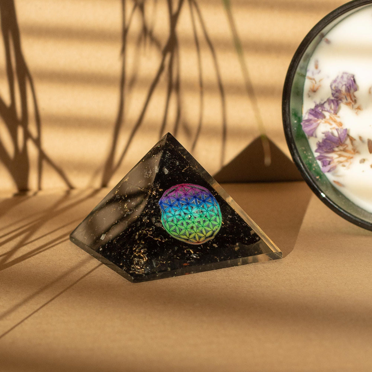 Pirâmide de Orgonite Flor da Vida 5,5 x 4,5 cm com Turmalina Negra