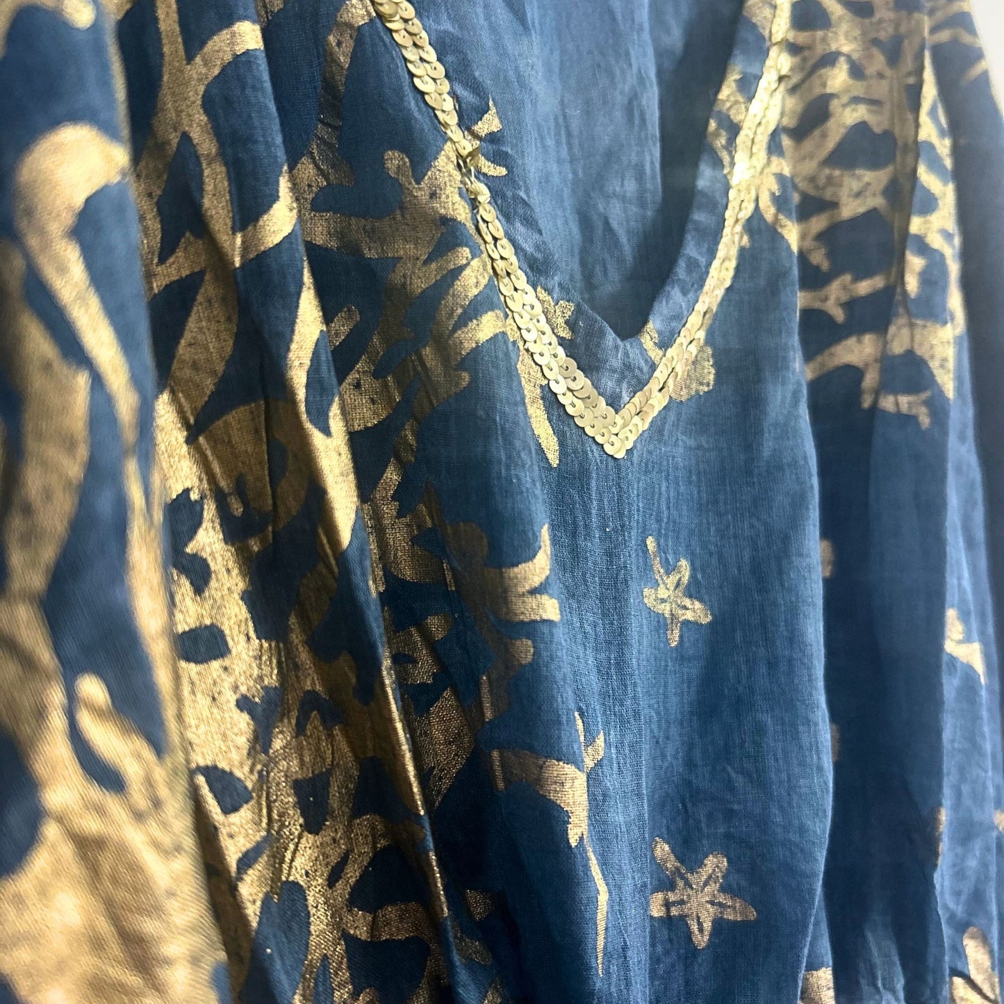 Kaftan Nomad Sari - Azul Oceano com Estampado de Coral Dourado