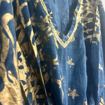 Kaftan Nomad Sari - Azul Oceano com Estampado de Coral Dourado