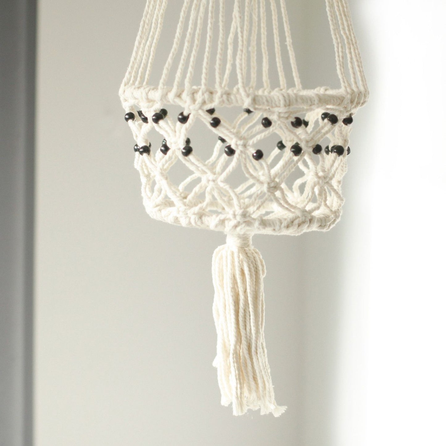Suporte de Vaso em Macramé - Grande com Contas