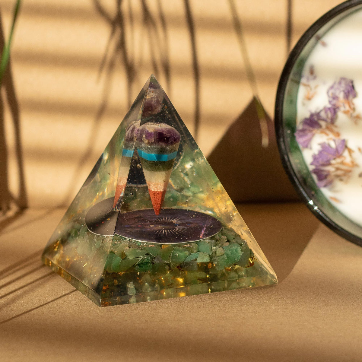 Pirâmide de Orgonite 7 x 6 cm com Pêndulo e Aventurina Verde