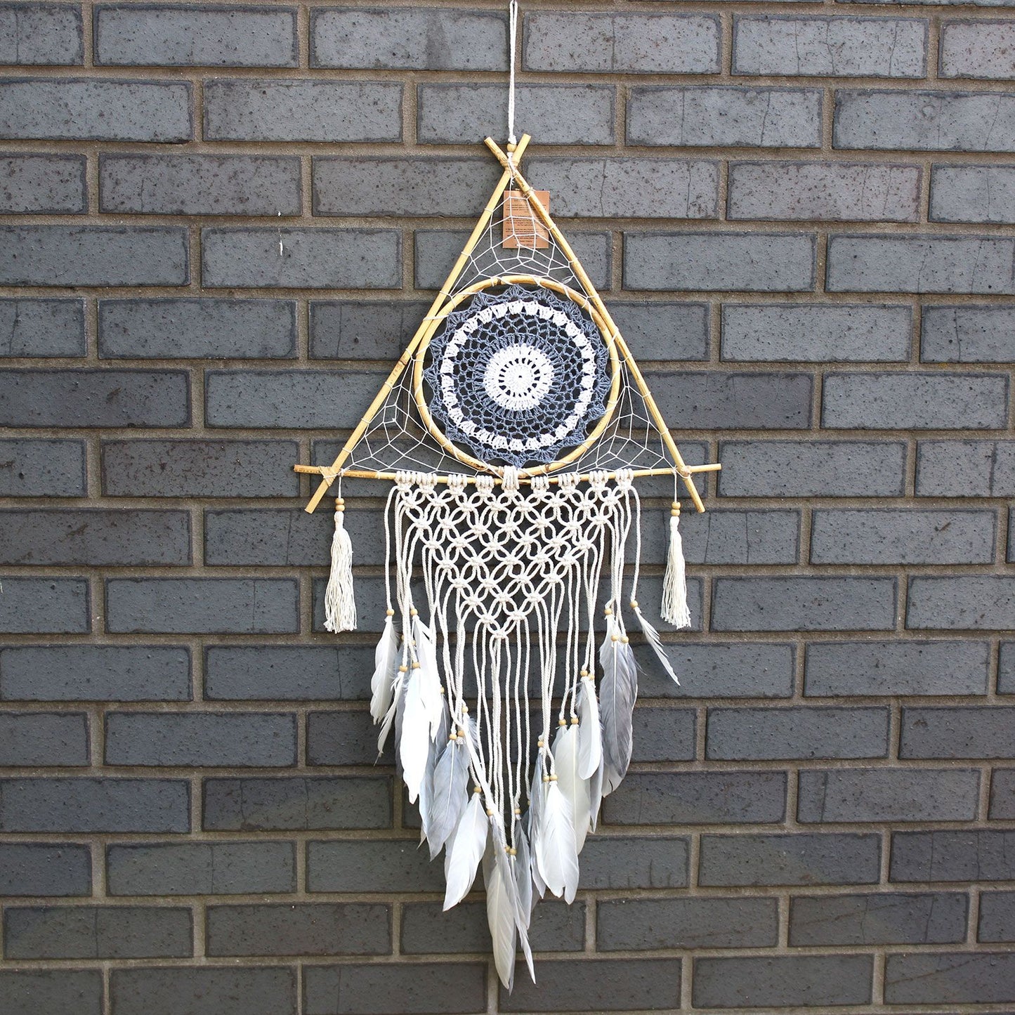 Guarda Sonhos Macramé - Grande Pirâmide Branco/Cinza
