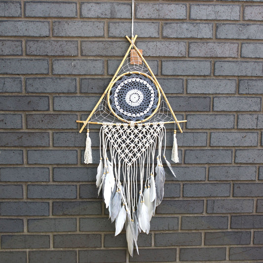 Guarda Sonhos Macramé - Grande Pirâmide Branco/Cinza