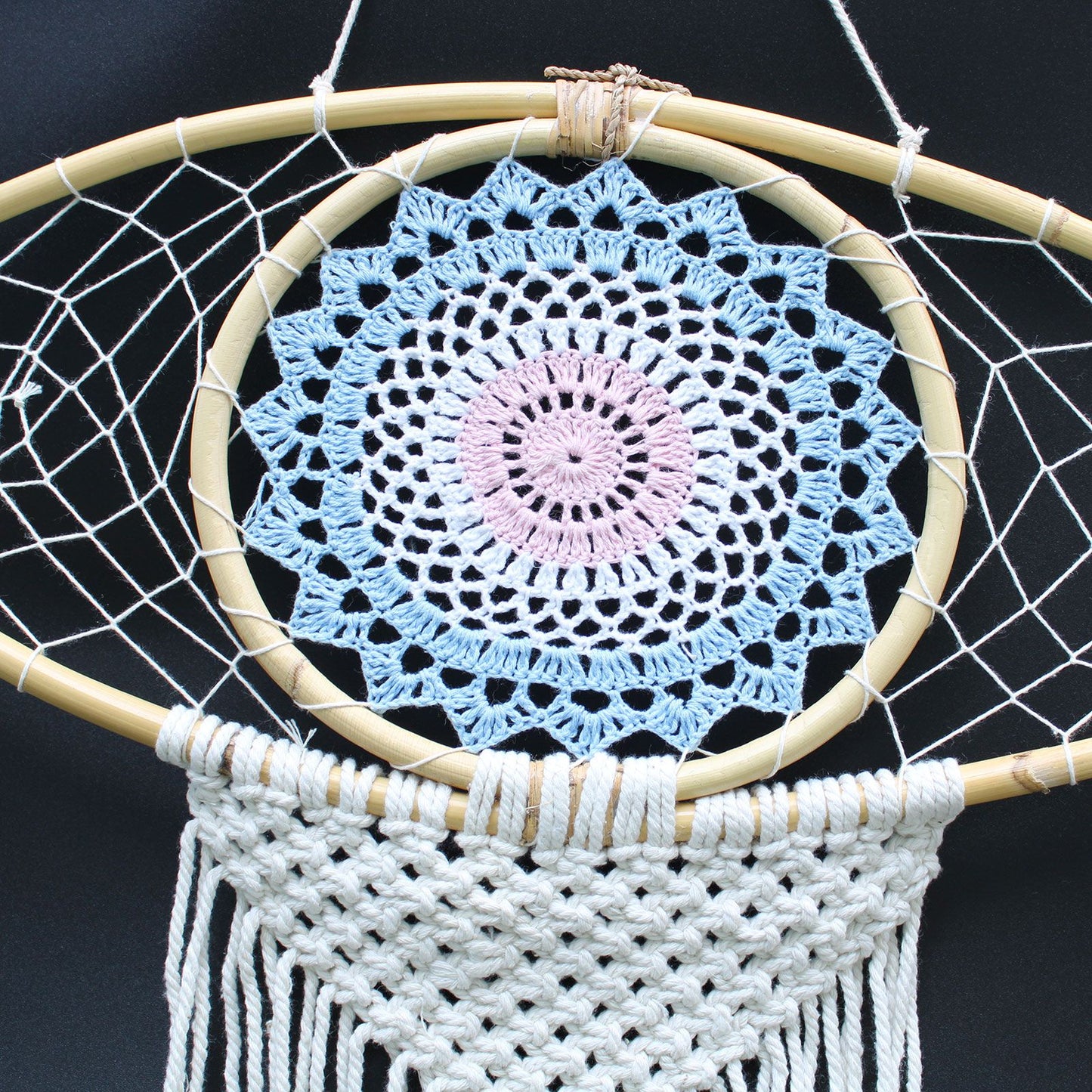 Guarda Sonhos Macramé - Grande Olho Azul/Branco/Rosa