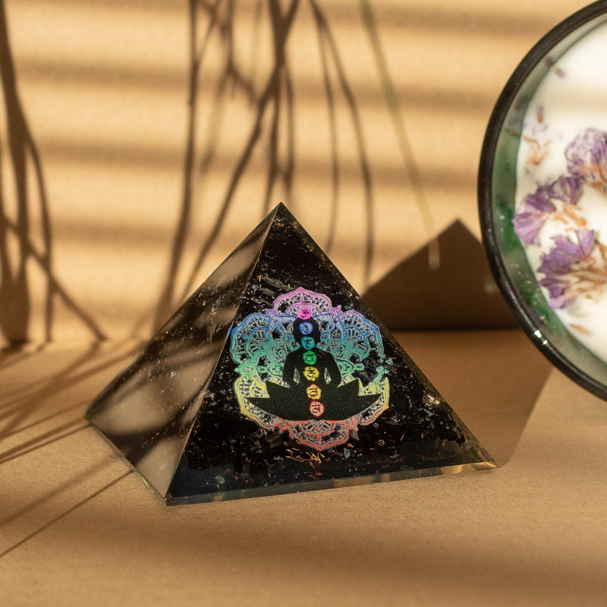 Pirâmide de Orgonite Buda e Chakras 5,5 x 4,5 cm